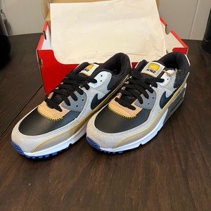 NIKE Men’s Size 9 Air Max 90 SE Grey Fog Black DO6108